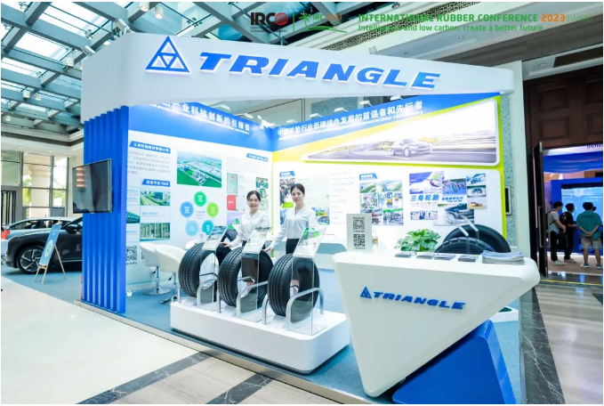 三角輪胎受邀參加了本次盛會(huì)和同期的展會(huì)，展示了在綠色低碳發(fā)展、產(chǎn)業(yè)結(jié)構(gòu)優(yōu)化、節(jié)能降碳先進(jìn)技術(shù)研發(fā)等方面的研發(fā)實(shí)力和創(chuàng)新技術(shù)。不僅如此，展臺(tái)更是著重展示了綠色產(chǎn)品、綠色制造與自主創(chuàng)新科技成果，覆蓋乘用、商用、工程等多個(gè)領(lǐng)域。新能源汽車(chē)輪胎TE307、TH202，以及商用車(chē)輪胎TF01成為展區(qū)的亮點(diǎn)，彰顯了三角輪胎在橡膠行業(yè)踐行綠色低碳環(huán)保理念的生動(dòng)代表。