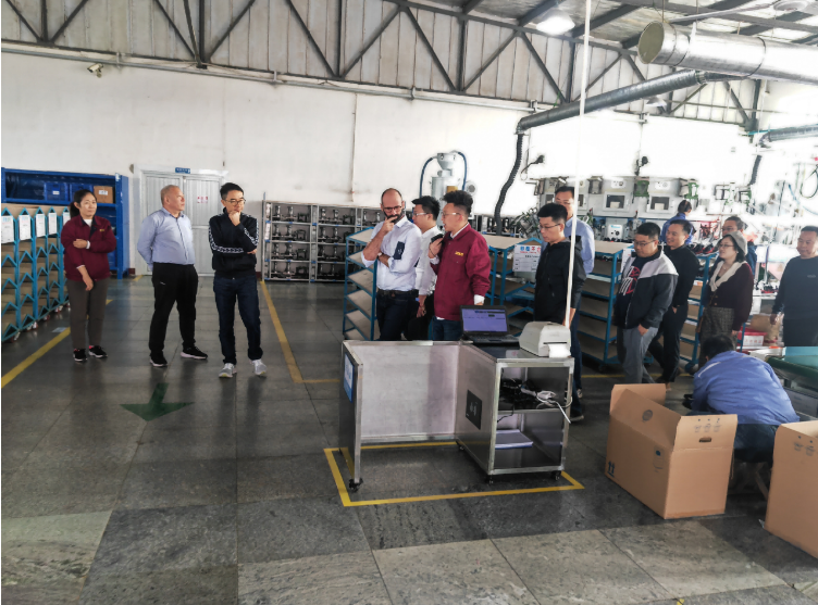 在潤(rùn)達(dá)工廠，千里行集團(tuán)董事長(zhǎng)任欽武與上海分公司負(fù)責(zé)人Wilson向迪卡儂團(tuán)隊(duì)全面介紹了千里行集團(tuán)的發(fā)展歷程及未來方向。隨后集團(tuán)分管人力資源的副總Boris分享了Human項(xiàng)目，展示了集團(tuán)以人為本的發(fā)展理念。以及千里行在自主化管理取得的相關(guān)成績(jī)，其中SSE/HRP/QA都已取得迪卡儂自主化管理認(rèn)證，提高了企業(yè)內(nèi)部的管理水平，與迪卡儂的發(fā)展理念更加契合。