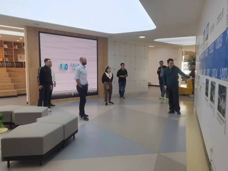 千里行集團(tuán)迪卡儂團(tuán)隊(duì)展示了注塑鞋的設(shè)計(jì)創(chuàng)新、綠色減碳等發(fā)展規(guī)劃，并共同確定DIP項(xiàng)目將持續(xù)向前發(fā)展。在千里行學(xué)院，迪卡儂團(tuán)隊(duì)深刻感受到了千里行對(duì)員工的關(guān)懷和企業(yè)文化的濃厚氛圍，與迪卡儂的“人是核心”理念不謀而合。