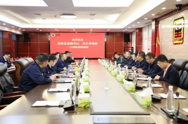 賈永明介紹了亞鑫能源集團(tuán)的基本情況，并表示與太原黑貓多年來已經(jīng)建立了深厚的合作基礎(chǔ)。他希望雙方能夠持續(xù)深化戰(zhàn)略合作關(guān)系，進(jìn)一步發(fā)揮資源共享的優(yōu)勢，在高端化、智能化、綠色化、集成化精細(xì)化工、尖端產(chǎn)品和先進(jìn)技術(shù)等領(lǐng)域找到更多合作切入點，促進(jìn)雙方實現(xiàn)跨越式發(fā)展。雙方在座談會上還就其他方面的合作進(jìn)行了深入交流。