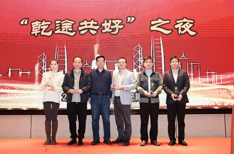 李衛(wèi)東會(huì)長(zhǎng)為本次大會(huì)給予大力支持的單位頒發(fā)了“特殊貢獻(xiàn)獎(jiǎng)”獎(jiǎng)杯。這次以“穩(wěn)鏈、延鏈、強(qiáng)鏈”為主題的會(huì)議，成功為我國(guó)輪胎循環(huán)利用行業(yè)探索了新的路徑，為產(chǎn)業(yè)鏈的優(yōu)化升級(jí)貢獻(xiàn)了新的智慧。