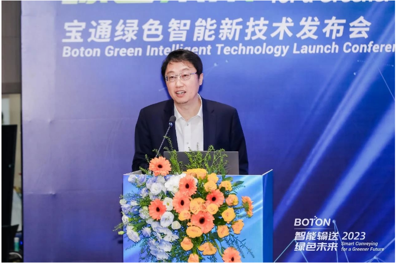 中國工程院院士、華南理工大學(xué)校長張立群在發(fā)布會上分享了關(guān)于“面向可持續(xù)與雙碳戰(zhàn)略的綠色材料技術(shù)”的主題報告。他指出，橡膠制品承載著現(xiàn)代社會和工業(yè)的運轉(zhuǎn)，但其原材料的可持續(xù)發(fā)展是未來重要挑戰(zhàn)。目前已有天然橡膠及第二天然橡膠、我國原創(chuàng)的生物基衣康酸酯橡膠和可降解生物基橡膠，此外廢舊橡膠綠色高值化再利用技術(shù)也已有產(chǎn)業(yè)化進展。