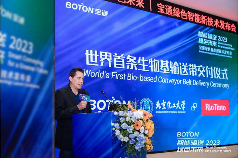 力拓集團全球采購固定設(shè)備采購總監(jiān)Jo<i></i>nathan Wilson先生親手接過世界第一條生物基輸送帶，并表示：“可持續(xù)發(fā)展、ESG、綠色節(jié)能低碳是力拓追求的目標，寶通與力拓戰(zhàn)略理念相契合，且不斷為力拓提供具有競爭力的產(chǎn)品與優(yōu)質(zhì)的服務(wù)，并持續(xù)創(chuàng)新，不斷開發(fā)低滾阻、超耐磨，以及此次交付的生物基輸送帶。這次來到寶通，接觸到寶通的智能系統(tǒng)，感到非常驚艷，寶通的數(shù)字化水平給我留下了深刻的印象，我很期待未來力拓與寶通合作雙贏!”