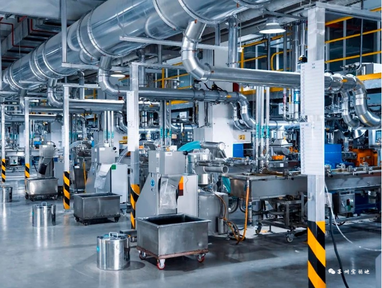 在交流中，孫瑞哲會長對寶麗迪積極推動5G智能工廠、響應國家政策的努力表示贊賞。他強調，企業(yè)在與客戶溝通時，不僅需要運用技術語言，更應該通過價值理念來推廣優(yōu)勢產品。一方面企業(yè)應當加強與客戶的聯(lián)系，將最有把握最成熟的產品更多地推向終端市場，為終端客戶解決產品穩(wěn)定性問題;另一方面，孫會長鼓勵企業(yè)推廣化纖母粒，實現(xiàn)紡織環(huán)節(jié)減排，為完成“碳排放30·60目標”貢獻力量。