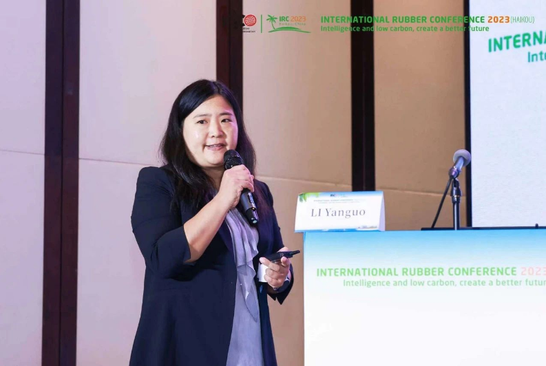 在會議上，玲瓏輪胎的技術(shù)工程師以《綠色高性能輪胎在可持續(xù)材料應(yīng)用創(chuàng)新與研究》為題進行了精彩報告，詳細介紹了公司在可持續(xù)、可再生材料研究應(yīng)用方面所取得的突破性成果。玲瓏輪胎在生物基材料和可降解材料方面的研究取得了顯著進展，其中包括全球首條生物基輪胎和首條可降解輪胎，引起了與會專家的濃厚興趣。