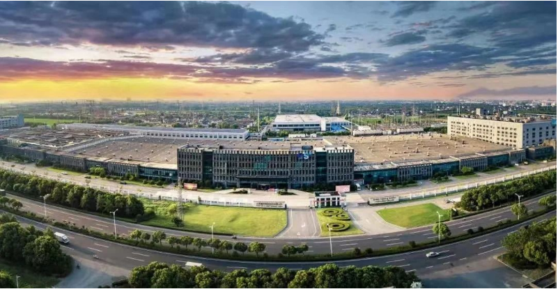 以創(chuàng)新為基石是通用股份實(shí)現(xiàn)穩(wěn)健發(fā)展的關(guān)鍵。通用股份長期以來一直高度重視研發(fā)和管理人才的培養(yǎng)，積極引進(jìn)國內(nèi)外高端技術(shù)人才，同時(shí)不斷加大研發(fā)投入和技改力度。通過智能制造手段，通用股份建立了智能化、高端化的半鋼胎“黑燈工廠”和全鋼胎5G智能工廠，成為行業(yè)數(shù)字化轉(zhuǎn)型的典范，榮獲國家級智能制造優(yōu)秀場景，入選中國上市公司協(xié)會(huì)“數(shù)字化轉(zhuǎn)型優(yōu)秀案例”。