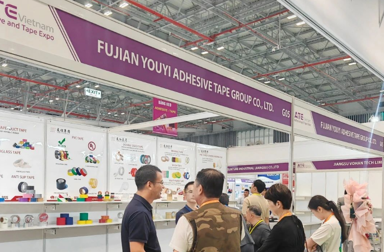 據(jù)悉，2023越南國際膠粘劑與膠粘帶展是第十八屆越南國際化工展新設(shè)立的主題展區(qū)，標(biāo)志著展會(huì)歷史上的一個(gè)重要里程碑。此次展會(huì)共有375家參展商匯聚，超過500個(gè)展位，展示了涵蓋膠粘劑和膠帶產(chǎn)品、相關(guān)設(shè)備和技術(shù)的豐富內(nèi)容。越南國際化工展旨在服務(wù)東南亞市場，為該地區(qū)的膠粘行業(yè)、電子、制鞋、制衣、建筑建材等行業(yè)企業(yè)提供了深度交流的平臺。