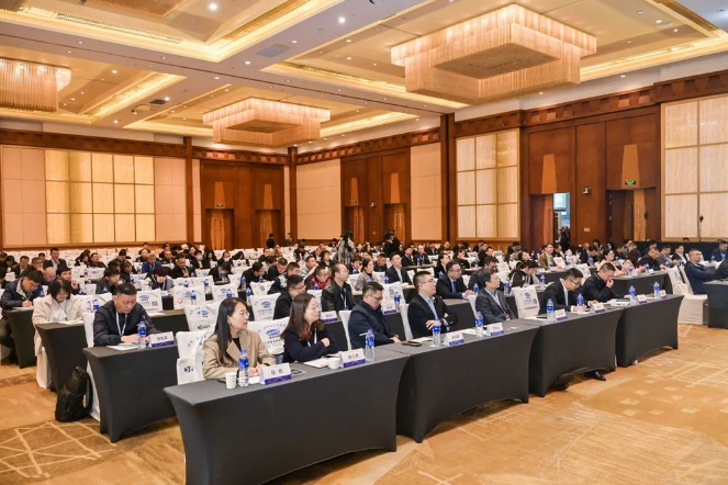 買化塑運營總監(jiān)陸寧以經(jīng)營數(shù)據(jù)為觀察，通過挖掘數(shù)據(jù)變化背后的本質(zhì)，發(fā)現(xiàn)供應(yīng)鏈優(yōu)化、數(shù)字化提效、新能源應(yīng)用和原材料出海服務(wù)海外客戶，正在成為涂料產(chǎn)業(yè)打開新增市場的機遇。