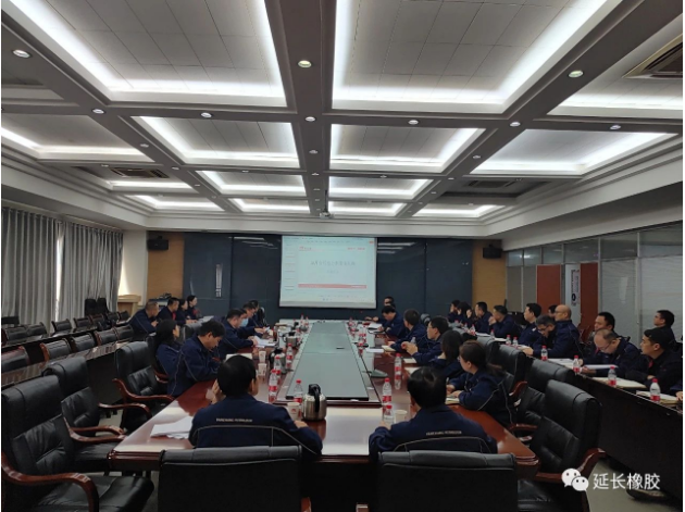 陜西延長石油集團(tuán)橡膠有限公司于11月14日召開了經(jīng)營分析復(fù)盤會(huì)，會(huì)議由該公司董事長兼總經(jīng)理張航偉主持，西橡公司副總經(jīng)理賀莉莉、延橡公司領(lǐng)導(dǎo)班子成員，以及財(cái)務(wù)專家、技術(shù)專家和各中心、各部門負(fù)責(zé)人參加會(huì)議。