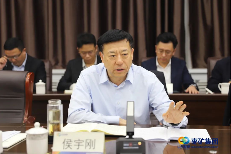 侯宇剛強(qiáng)調(diào)，要敏銳認(rèn)識(shí)當(dāng)前形勢(shì)，保持持續(xù)發(fā)力，鞏固已取得的良好發(fā)展態(tài)勢(shì)。他著重強(qiáng)調(diào)，必須加速橡膠產(chǎn)業(yè)的拓展和升級(jí)，使其在規(guī)模上更為龐大且更具競(jìng)爭(zhēng)力。與此同時(shí)，他還要求加快建設(shè)橡膠產(chǎn)業(yè)研究院，提升科技研發(fā)能力，通過強(qiáng)化核心技術(shù)攻關(guān)為企業(yè)長(zhǎng)遠(yuǎn)發(fā)展提供堅(jiān)實(shí)保障。在對(duì)明年工作的規(guī)劃中，侯宇剛強(qiáng)調(diào)要科學(xué)謀劃，敢于突破，發(fā)揮各自優(yōu)勢(shì)，形成整體合力，解決制約企業(yè)發(fā)展的問題，凝聚“一家人、一盤棋、一條心”的強(qiáng)大合力。