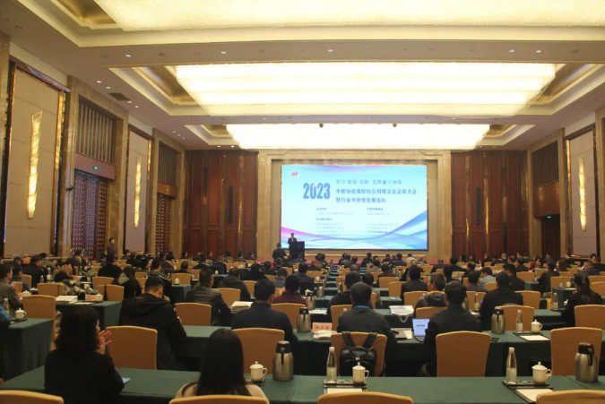 中國橡膠工業(yè)協(xié)會(huì)廢橡膠綜合利用分會(huì)會(huì)員大會(huì)暨行業(yè)可持續(xù)發(fā)展論壇于11月16日在江蘇無錫隆重召開。此次盛會(huì)以“數(shù)字 智能 低碳 高質(zhì)量可持續(xù)發(fā)展”為主題，聚焦橡膠廢料綜合利用行業(yè)的前沿議題。