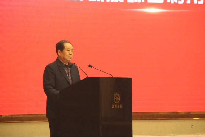  中橡協(xié)廢橡膠綜合利用分會(huì)理事長(zhǎng)呂務(wù)民在開場(chǎng)致辭中，基于廢橡膠綜合利用行業(yè)現(xiàn)狀，以“加快轉(zhuǎn)型升級(jí)實(shí)踐高質(zhì)量發(fā)展”為主題，提出了化解原材料壓力、樹立品牌意識(shí)、加快綠色轉(zhuǎn)型、加強(qiáng)溝通穩(wěn)定市場(chǎng)等方面的建議。