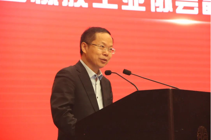 廢橡膠綜合利用分會(huì)理事長(zhǎng)換屆大會(huì)的重大時(shí)刻也在此次會(huì)議上展開。中國橡膠工業(yè)協(xié)會(huì)副會(huì)長(zhǎng)兼秘書長(zhǎng)雷昌純宣讀總會(huì)有關(guān)廢橡膠綜合利用分會(huì)理事長(zhǎng)換屆的文件，宣告朝陽華興萬達(dá)輪胎有限公司董事長(zhǎng)趙光，接替濟(jì)南市萊蕪福泉橡膠有限公司董事長(zhǎng)呂務(wù)民，成為新一屆理事會(huì)理事長(zhǎng)。