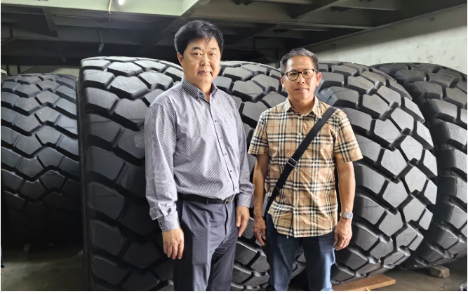 尚吉永主席向?qū)Ψ浇榻B了萬達(dá)集團(tuán)的發(fā)展?fàn)顩r以及萬達(dá)寶通輪胎產(chǎn)品的優(yōu)勢。他充分肯定了當(dāng)前的合作成果，并表達(dá)了對未來合作的信心。尚主席表示希望未來雙方能夠繼續(xù)密切合作，力爭在2024年實現(xiàn)銷量翻番。此次交流為萬達(dá)寶通輪胎在東南亞市場的推廣以及合作資源的拓展奠定了堅實基礎(chǔ)，有望為其在東南亞市場的快速發(fā)展提供有力支持，助力萬達(dá)集團(tuán)更快速地拓展國際市場。