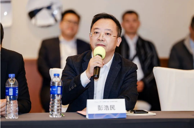 彭浩民表示，近年來(lái)，隨著國(guó)家環(huán)保政策的不斷升級(jí)和“雙碳”戰(zhàn)略的推進(jìn)，粉末涂料的發(fā)展空間顯著擴(kuò)大。然而，國(guó)內(nèi)粉末涂料企業(yè)眾多，產(chǎn)能過(guò)剩、同質(zhì)化嚴(yán)重、研發(fā)不足等問(wèn)題也制約了行業(yè)的發(fā)展。彭浩民呼吁借助買化塑峰會(huì)平臺(tái)，與在座各位行業(yè)精英共同探討未來(lái)的發(fā)展方向，推動(dòng)粉末涂料行業(yè)良性可持續(xù)發(fā)展。