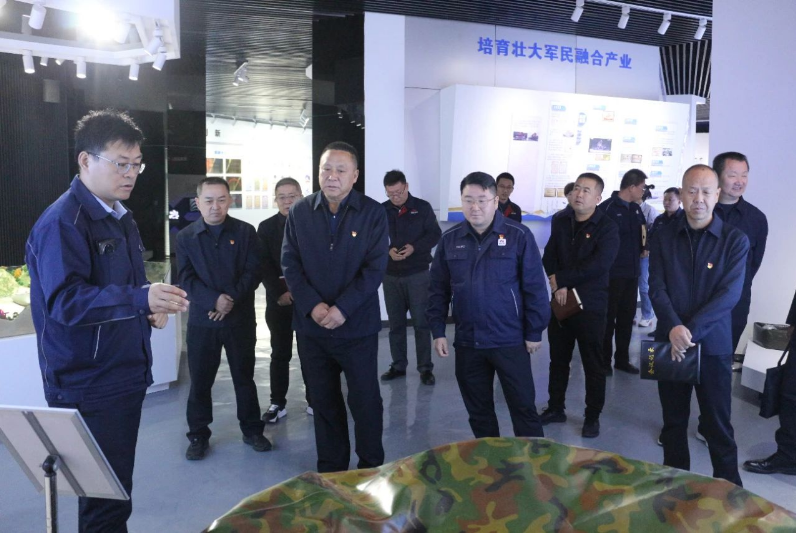 陜西延長(zhǎng)石油豐源有限公司黨委副書(shū)記、執(zhí)行董事王建良一行于11月16日蒞臨陜西延長(zhǎng)石油西北橡膠有限公司，展開(kāi)對(duì)標(biāo)交流學(xué)習(xí)。座談會(huì)上，西橡公司黨委書(shū)記張航偉及相關(guān)部門(mén)負(fù)責(zé)人熱情參與。