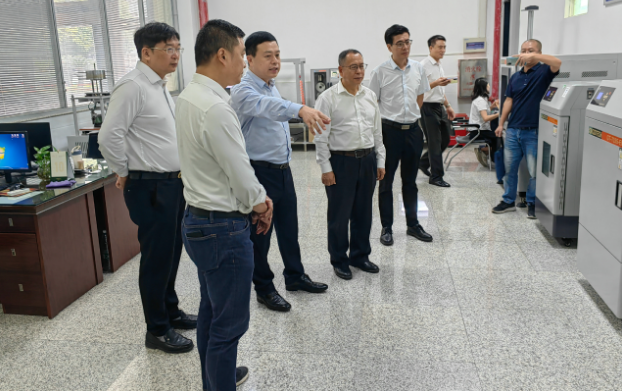 中國塑協(xié)王占杰理事長一行到思迪嘉鞋業(yè)調(diào)研