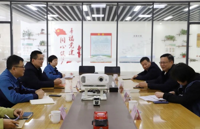 日前，山東省濰坊市昌樂縣委常委、辦公室主任范新利范新利一行到美晨工業(yè)集團(tuán)，就企業(yè)安全生產(chǎn)工作展開調(diào)研。高新片區(qū)黨委書記孟慶忠、美晨董事長王永剛陪同出席。