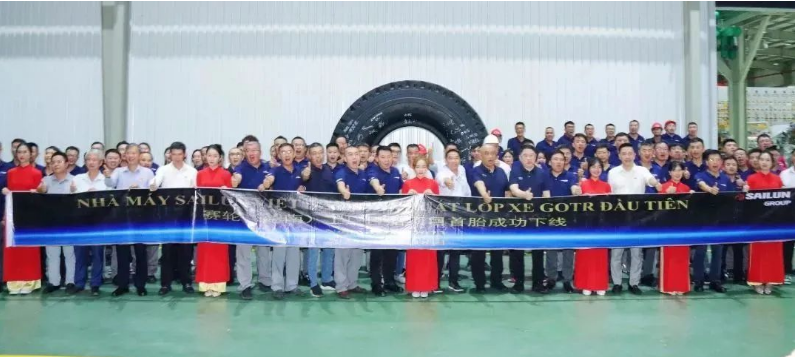 賽輪越南工廠巨胎首胎下線儀式在越南西寧省隆重舉行。在國橡中心、集團總部、客戶代表、上下游合作伙伴以及越南工廠員工代表的共同見證下，首條巨胎在工廠三期硫化車間順利下線，全體越南賽輪人以此為集團21周年獻禮。