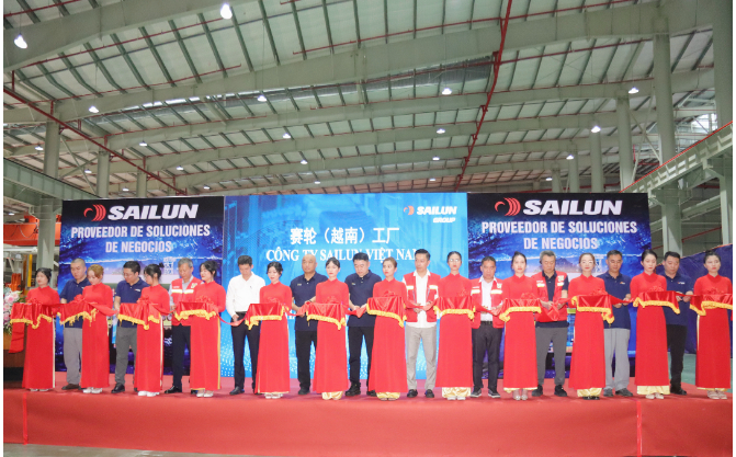 賽輪集團的合作伙伴們紛紛上臺剪彩，共同慶祝這一歷史性時刻。