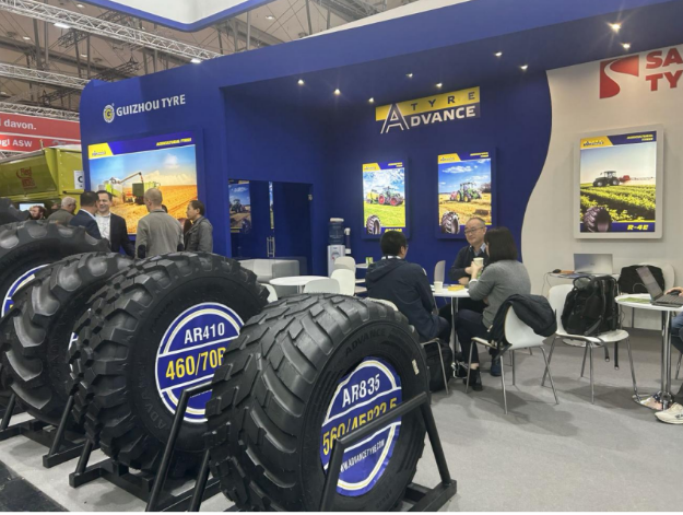 同時(shí)，貴州輪胎的海外銷(xiāo)售團(tuán)隊(duì)充分利用此次展會(huì)，與多國(guó)現(xiàn)有客戶(hù)進(jìn)行商務(wù)洽談，深入探討農(nóng)業(yè)機(jī)械領(lǐng)域的發(fā)展趨勢(shì)和需求。這次展會(huì)不僅使貴州輪胎更深入地了解了產(chǎn)品使用情況和市場(chǎng)動(dòng)向，還向客戶(hù)展示了新產(chǎn)品和技術(shù)實(shí)力，增加了客戶(hù)對(duì)貴州輪胎旗下品牌的信心。
