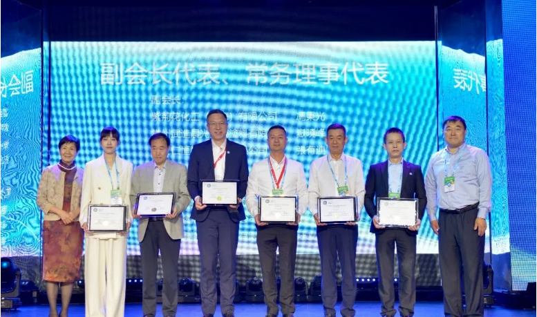 此外，羅浮塔涂料董事長張羅先生也受邀成為亞洲涂料油墨聯(lián)合會的常務(wù)理事，彰顯了該企業(yè)在亞涂聯(lián)中的重要地位。頒發(fā)的常務(wù)理事證書更加強(qiáng)了羅浮塔涂料在聯(lián)合會中的參與和責(zé)任。