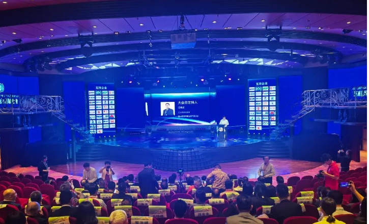 此次盛會吸引了來自十個國家、130多家企業(yè)的170多位代表的參與。在成立大會上，羅浮塔涂料榮幸地被邀請成為“亞洲涂料油墨聯(lián)合會”的常務(wù)理事單位，為聯(lián)合會的發(fā)展貢獻(xiàn)力量。