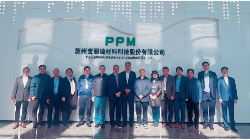 同日下午，研究院常務(wù)副院長楊軍輝主持了三位專家的特邀學(xué)術(shù)報(bào)告，包括北京服裝學(xué)院博士生導(dǎo)師王銳教授、東華大學(xué)材料學(xué)院教授委員會(huì)會(huì)員、博士生導(dǎo)師張青紅教授以及國家先進(jìn)功能纖維創(chuàng)新中心主任、教授級高級工程師王玉萍主任。他們分享了最新的研究成果和行業(yè)發(fā)展動(dòng)向，與會(huì)人員積極提問，交流氛圍濃厚。